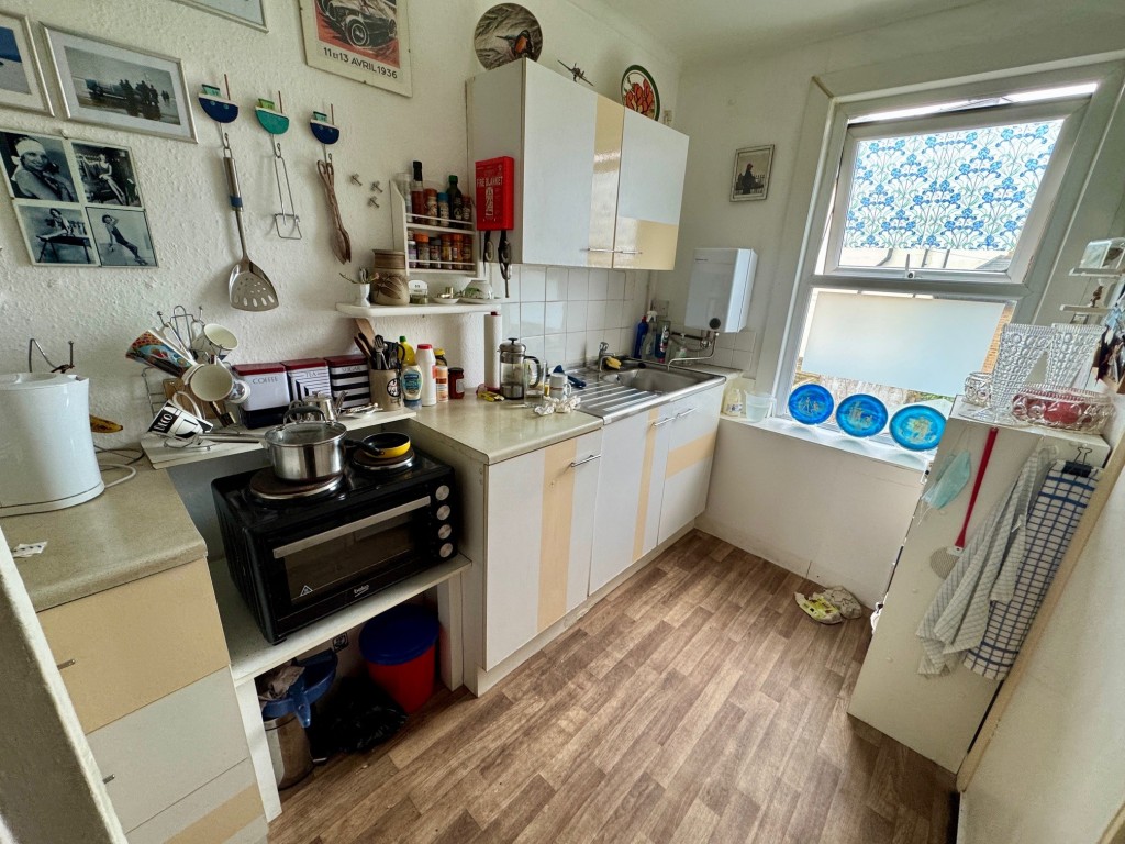 Lot: 169 - TOWN CENTRE FREEHOLD BLOCK OF FOUR FLATS - First floor flat - kitchen